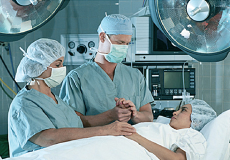 كوادر طبية مؤهلة تعمل بروح المسؤولية والإنسانية.